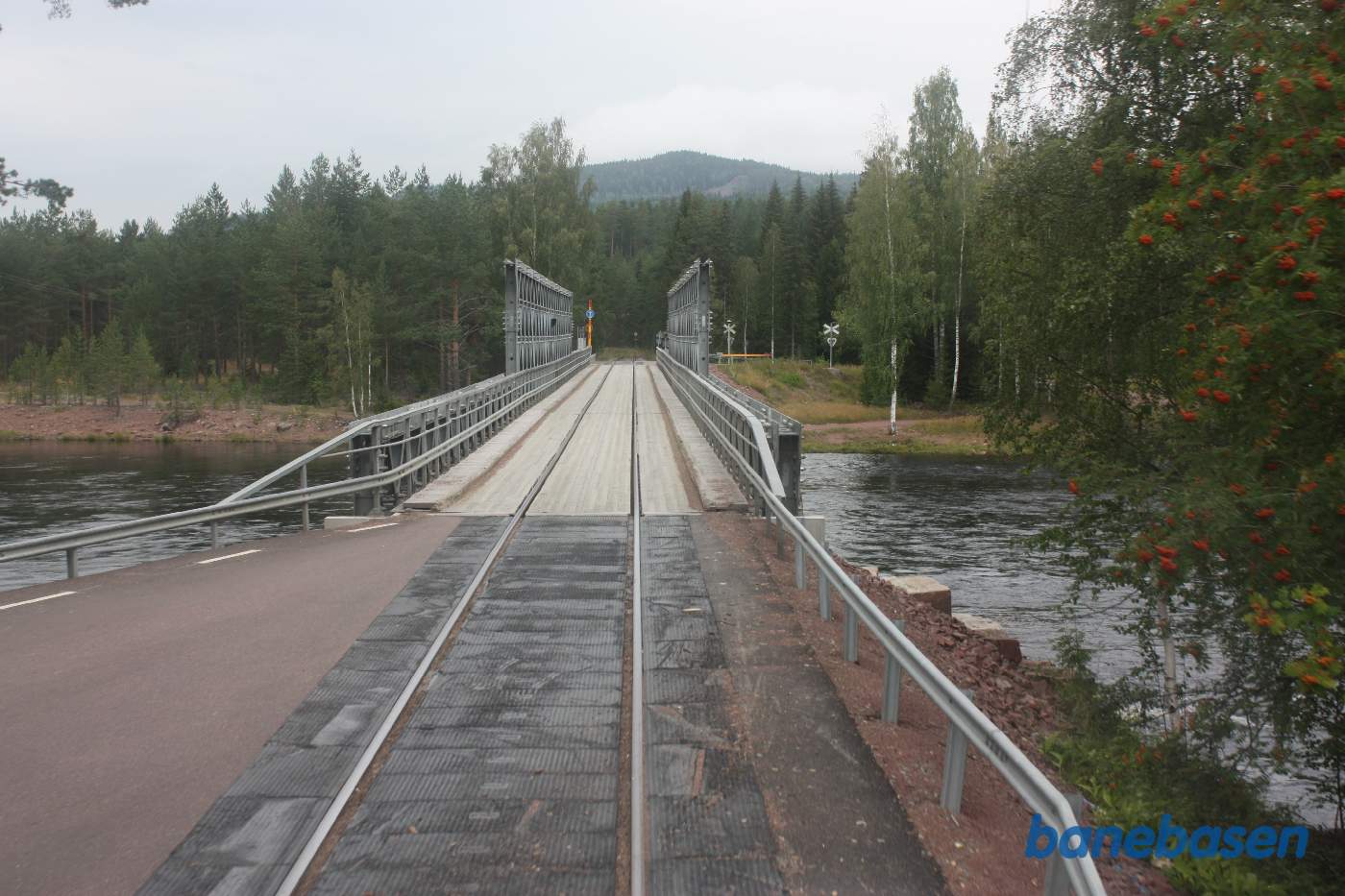 Et bagskud et sted på strækningen mellem tømmerpladsen og Mora, her på vej tilbage over den kombinerede jernbane- og vejbro