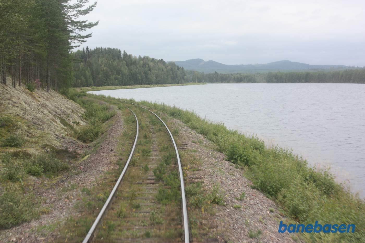 Et bagskud et sted på strækningen mellem Oxberg og Mora, her efter en af de andre lange dæmninger over søen, der ses midt i billedet