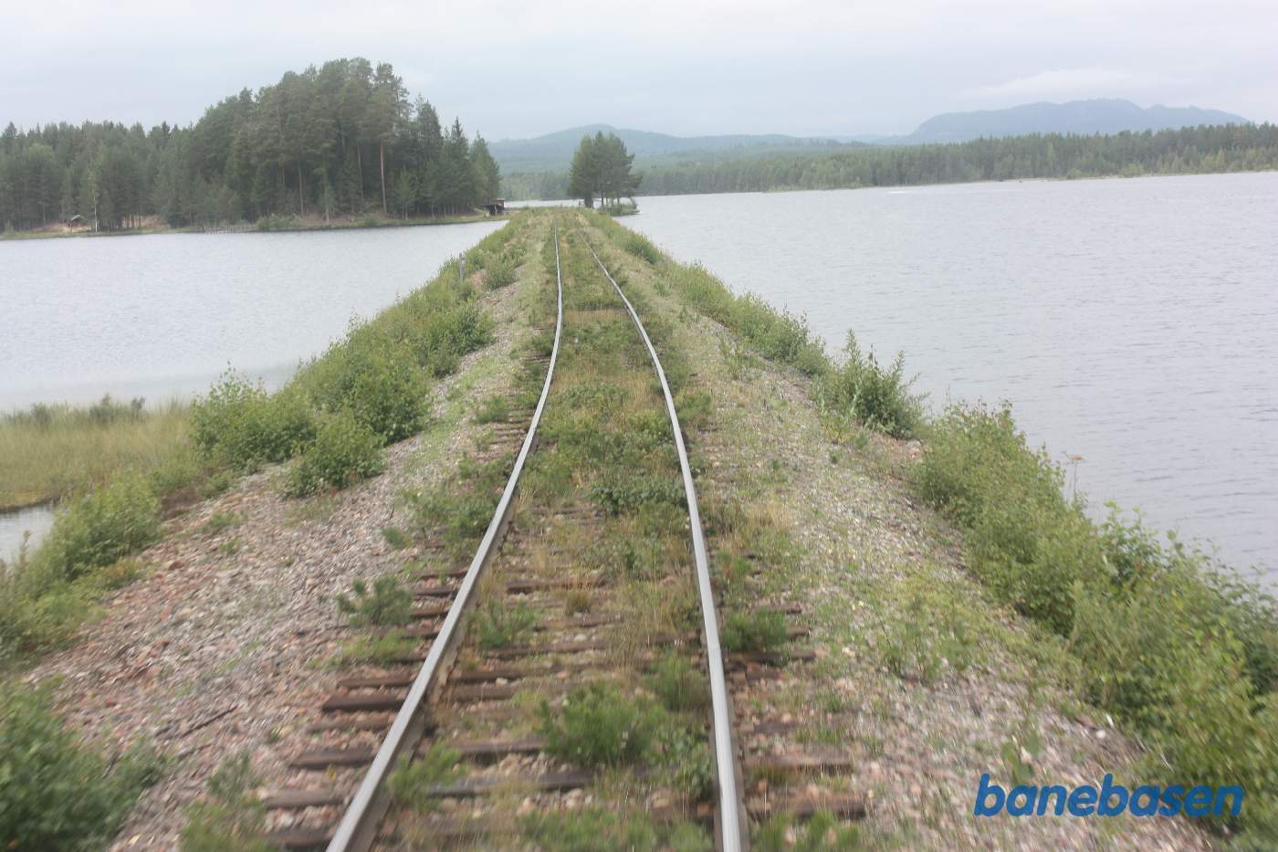 Et bagskud et sted på strækningen mellem Oxberg og Mora, her på den lange dæmninger over søen, hvor vi tidligere havde fotostop (ved læskuret)