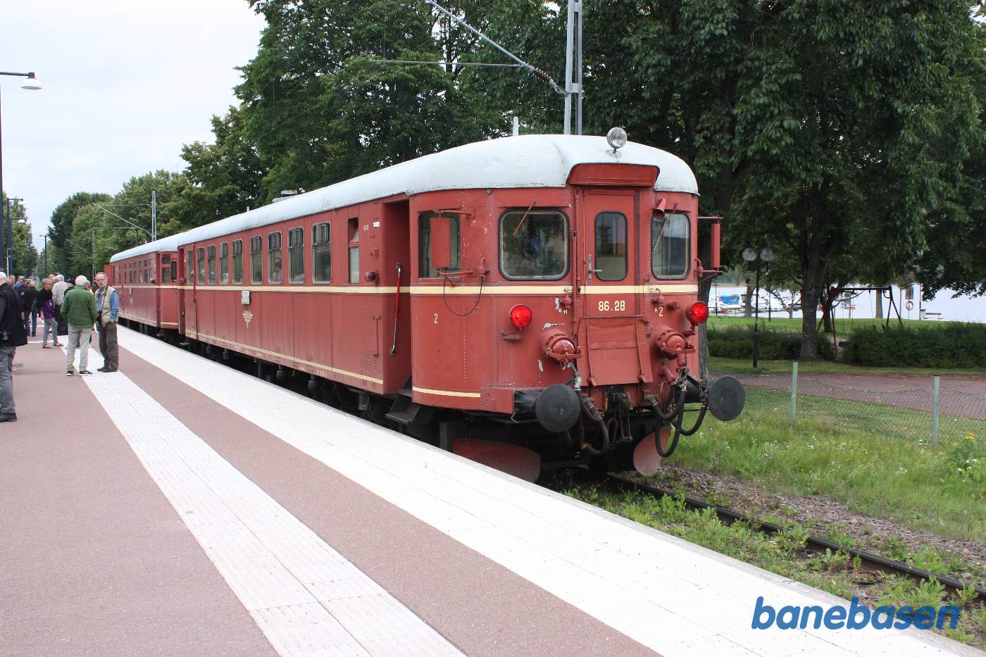 Toget gør et kort ophold ved trinbrættet, inden turen går mod Mora