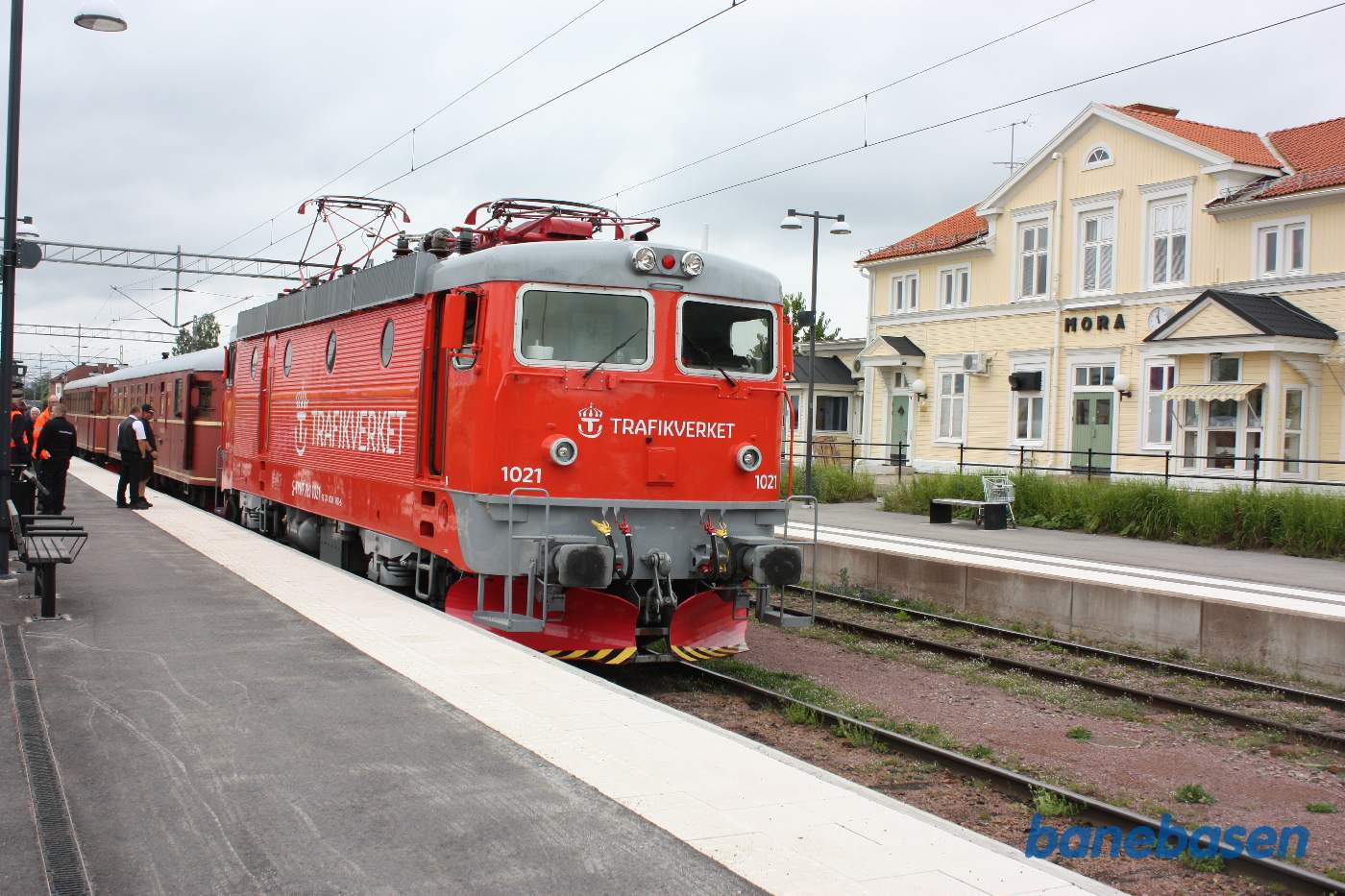 På Mora station tilkobles det elektriske lokomotiv inden turen går mod Ängelsberg