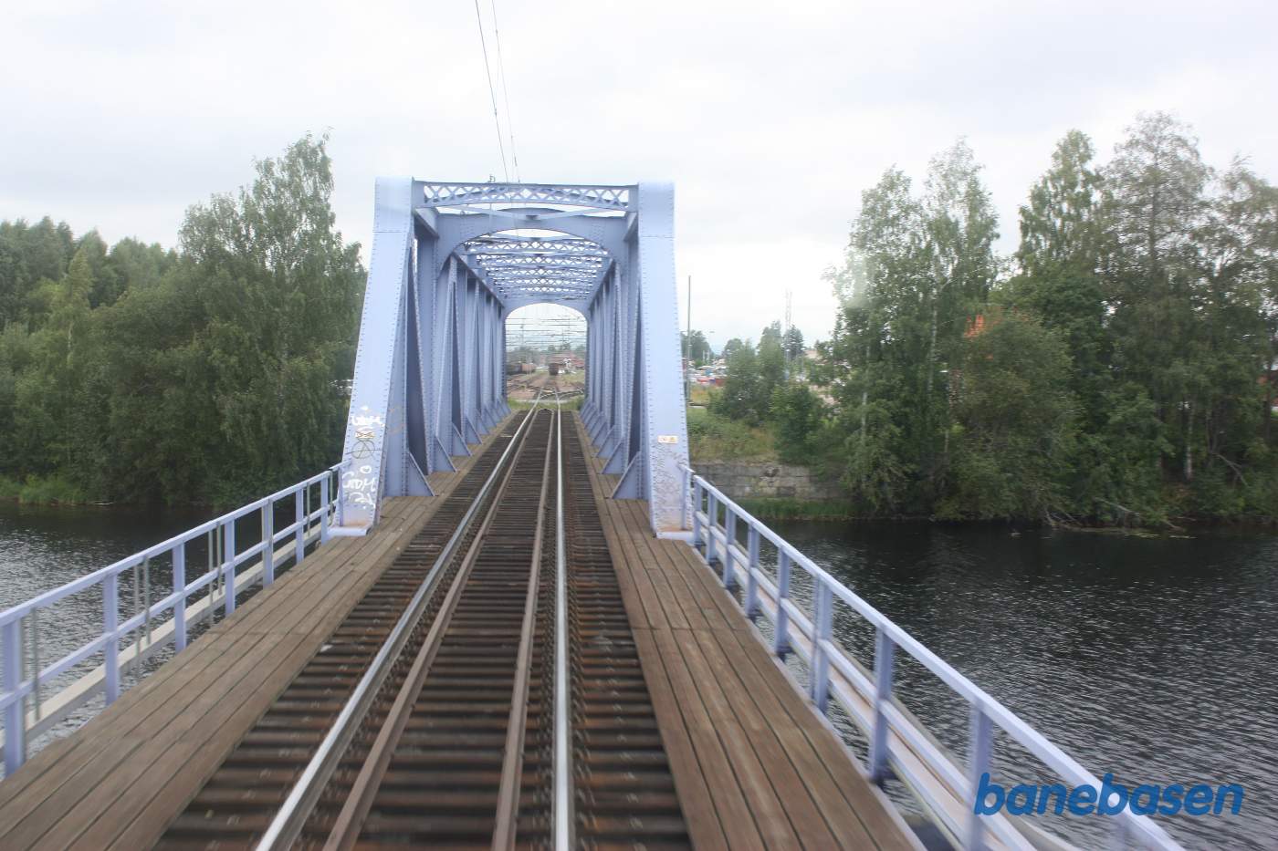 Et bagskud mens toget triller ud af stationen og over broen