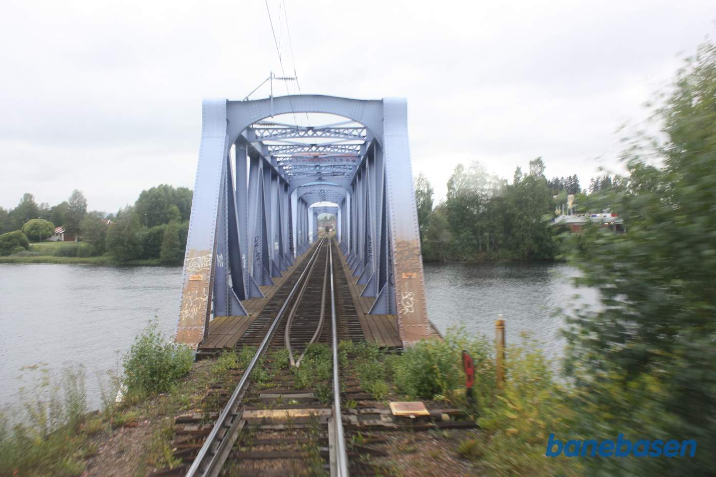 Et bagskud mens toget triller ud af stationen og over broen