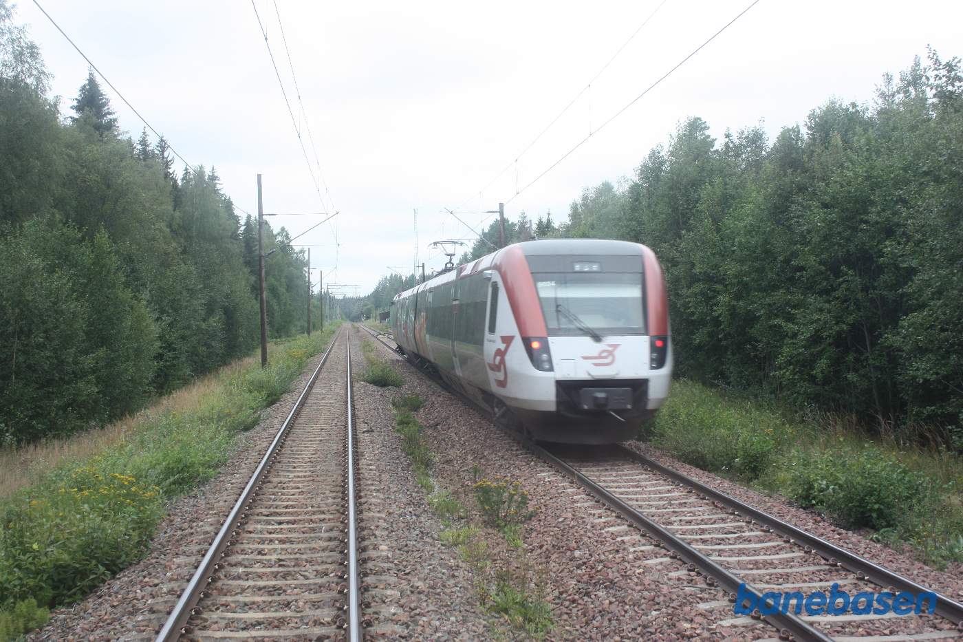 Et bagskud et sted på strækningen mellem Mora og Rättvik, her krydser vi med et modkørende tog