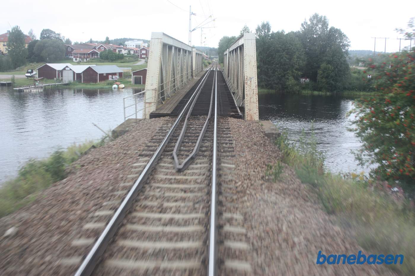 Vi krydser over elven ved Leksand