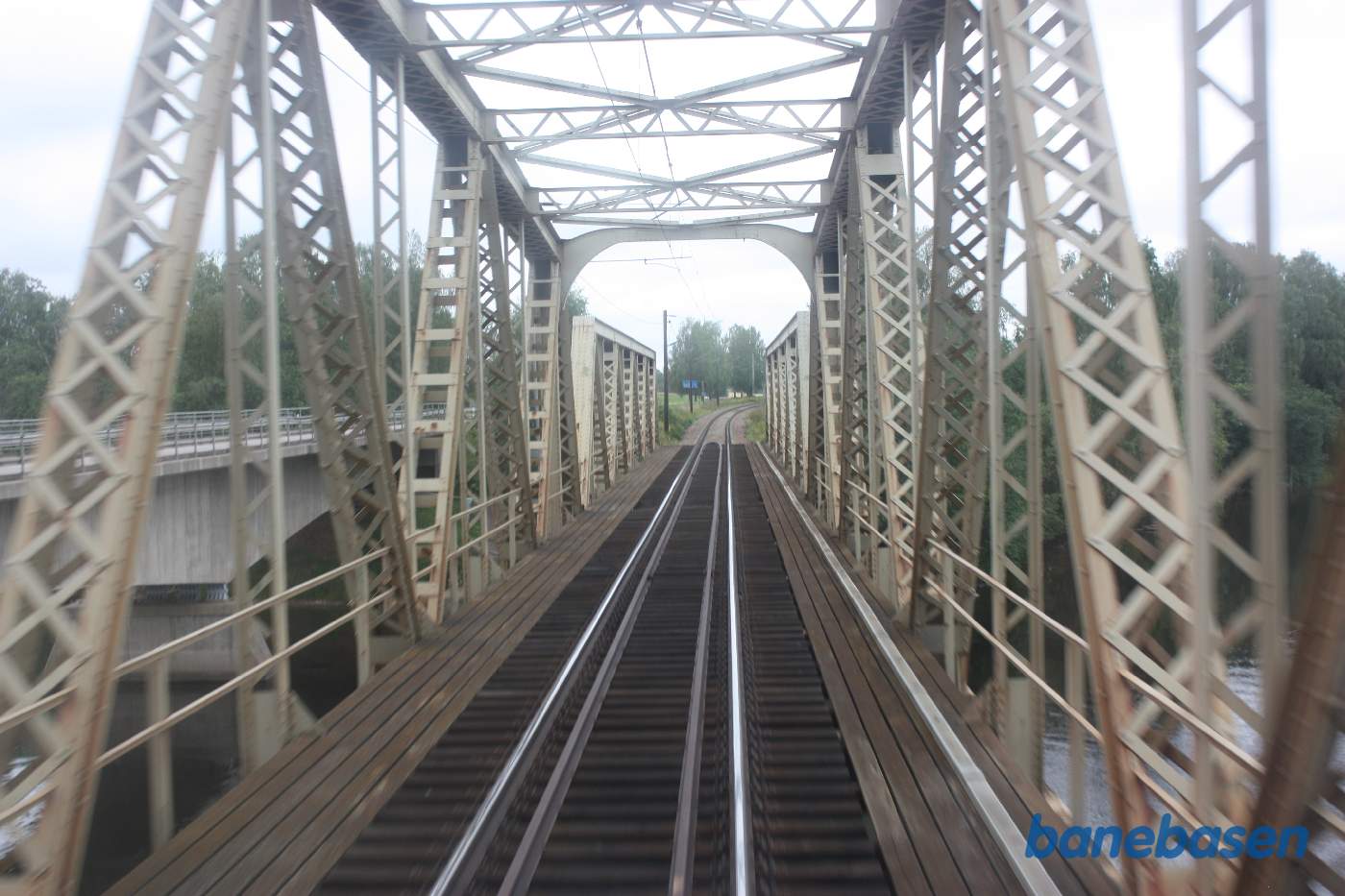 Et bagskud et sted på strækningen mellem Leksand og Gagnef, her krydses atter en elv parallelt med hovedvejen til venstre