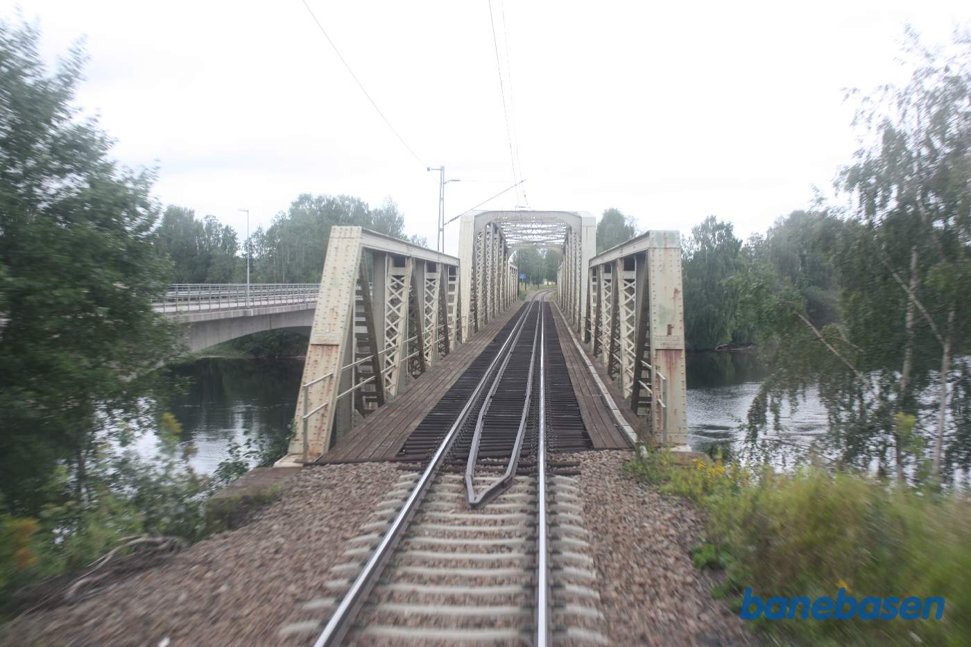 Et bagskud et sted på strækningen mellem Leksand og Gagnef, her krydses atter en elv parallelt med hovedvejen til venstre