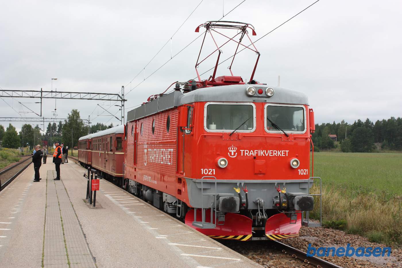 Toget holder på Gagnef station for krydsning, der er sat udkørsel mod Mora