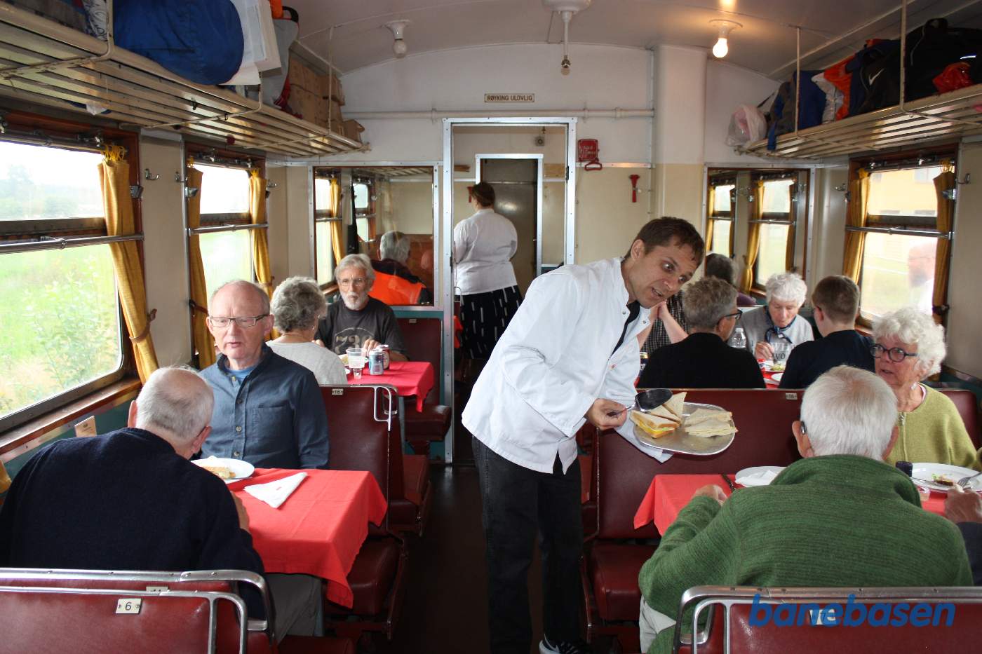 Inde i styrevognens restaurant er der serveret frokost