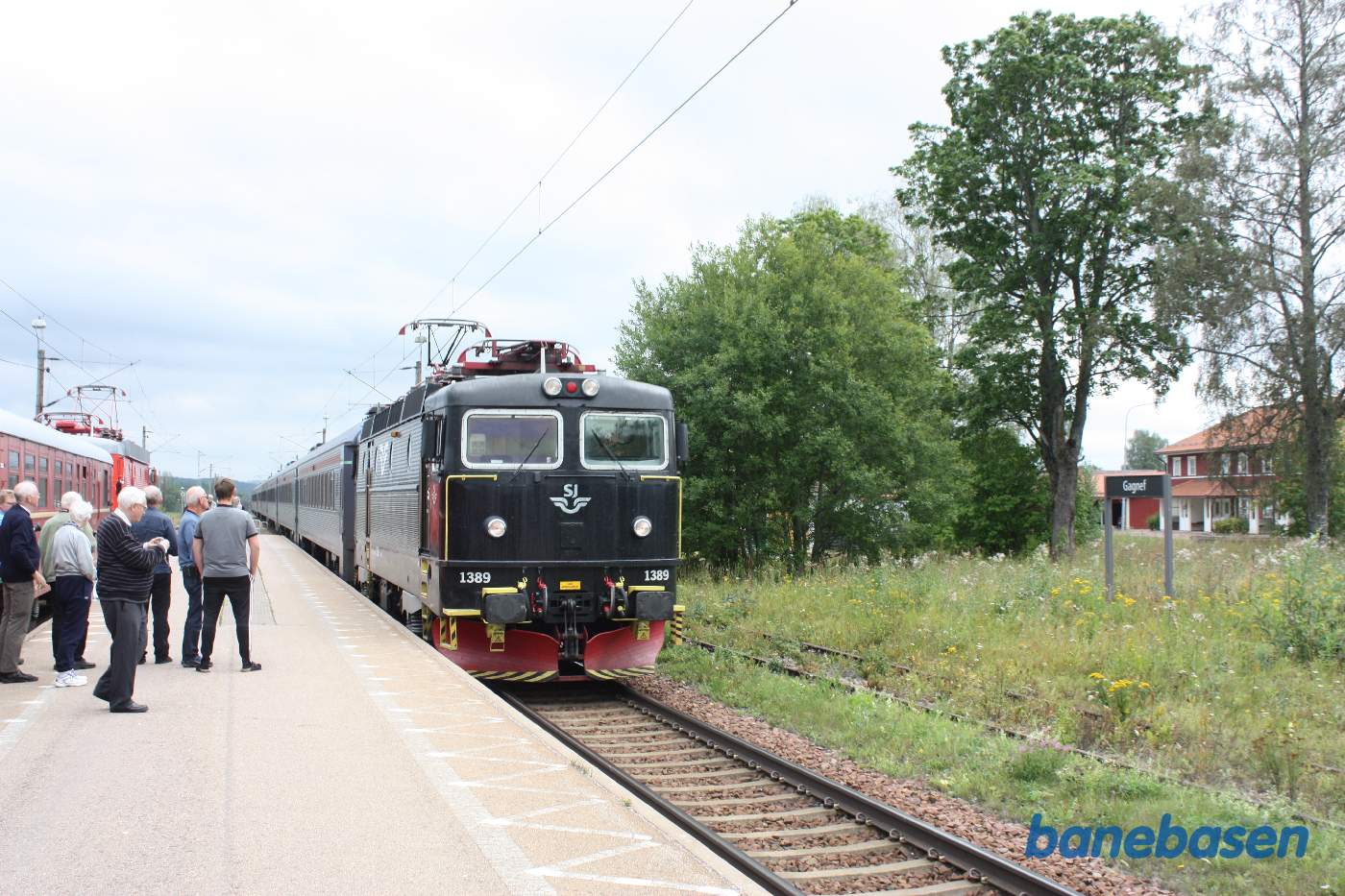 Et nordgående tog kører ind på stationen