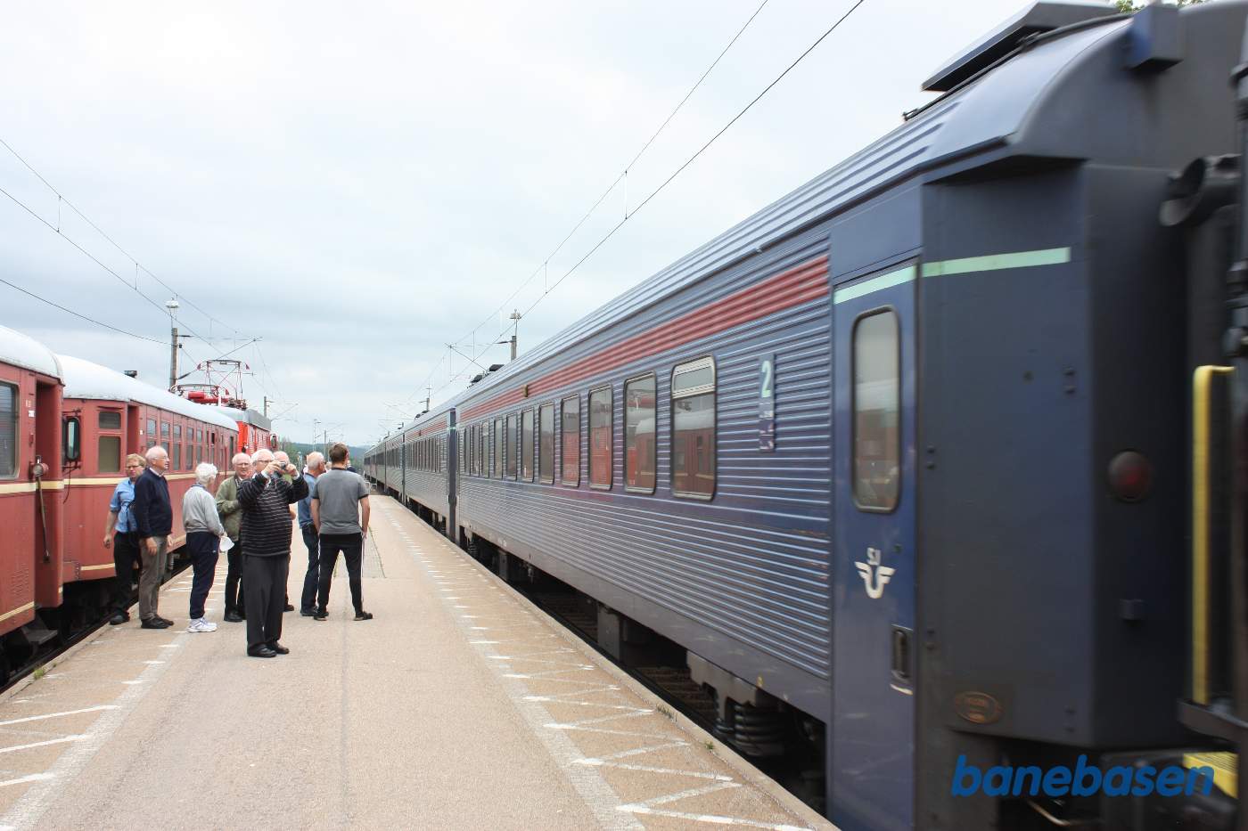 Et nordgående tog kører ind på stationen