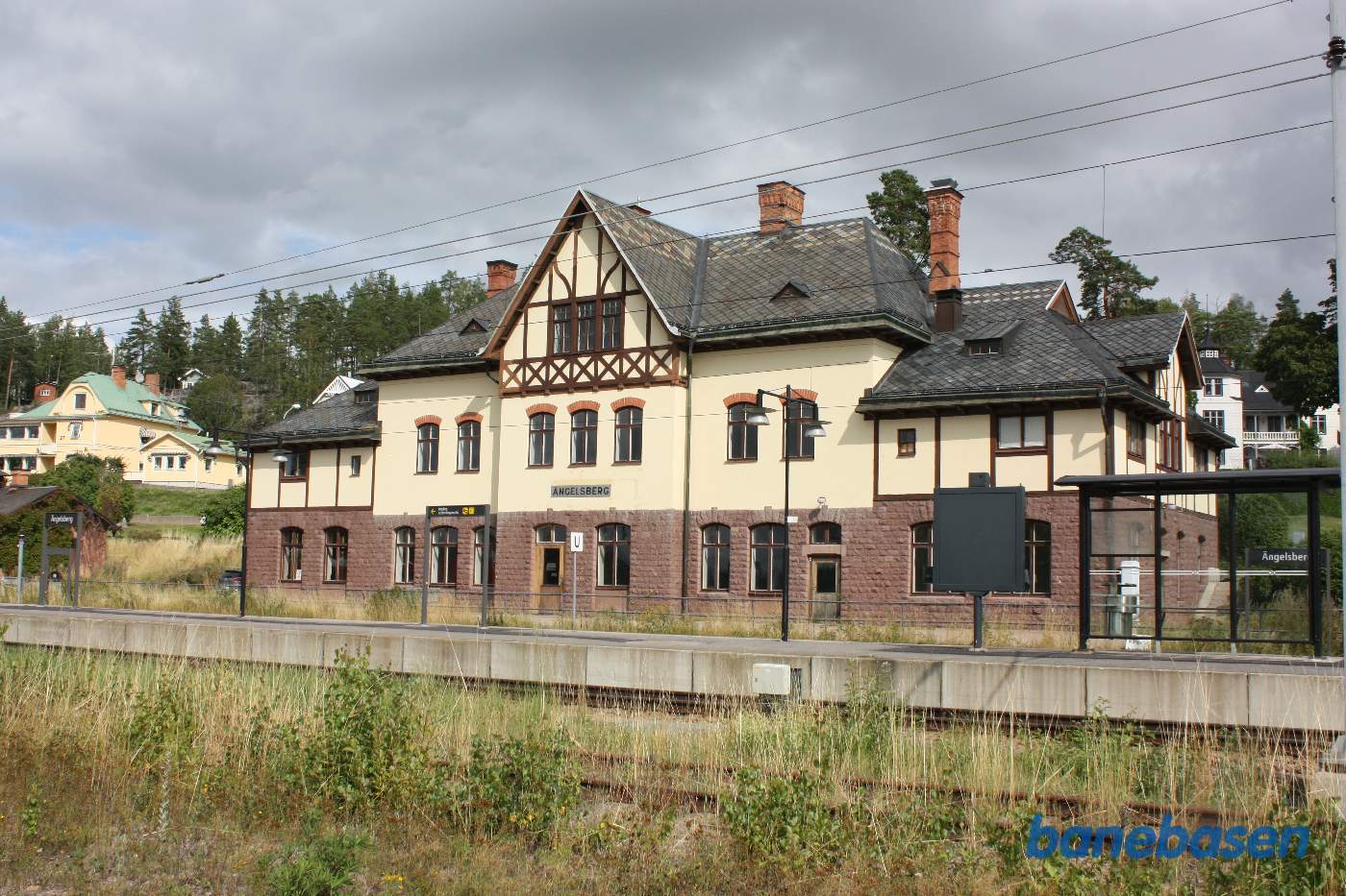 Stationsbygningen set fra læssevejen