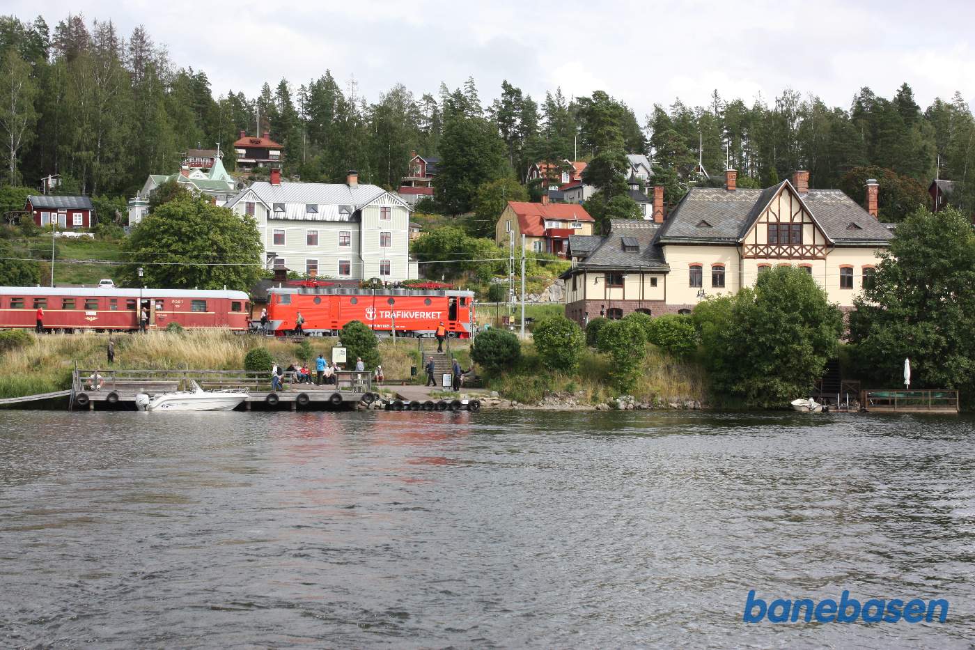Udflugtstoget set fra den lille pram der sejler over søen til "Olieøen", som vi skal over at besøge