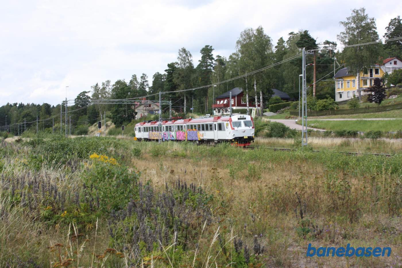 Ordinært tog på vej ind på stationen