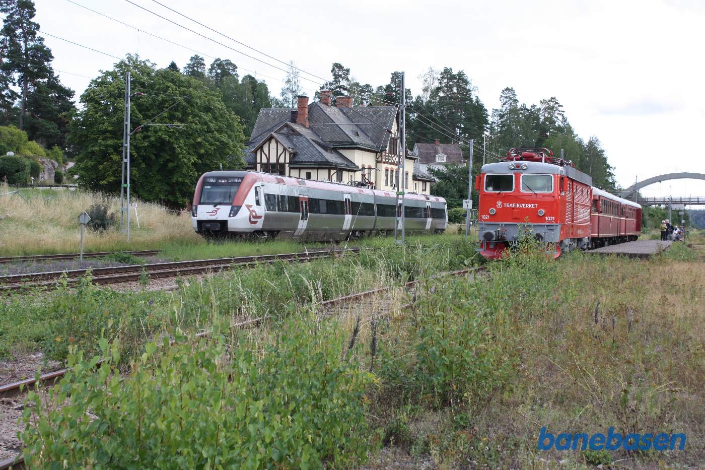 Ordinært tog på vej ud ad stationen
