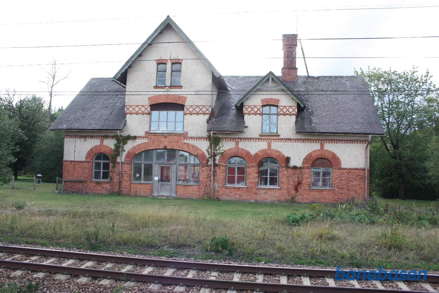 Udflugtstoget forsatte fra Ängelsberg til Skövde, hvor der var bestilt hotel, her passeres en nedlagt station et sted på strækningen