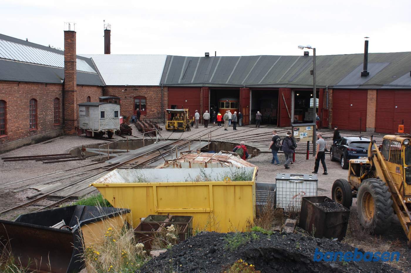 Næste morgen var der bustransport fra Skövde til Skara, hvor vi skulle besøge Skara - Lundsbrunns Järnväg, her drejeskiven og rundremisen, set fra toppen af en jord bunke