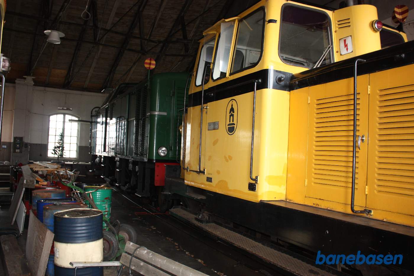 Men inden vi skal med toget, er der tid til at gå rundt i rundremisen og vognhallen, her 2 af banens diesellokomotiver