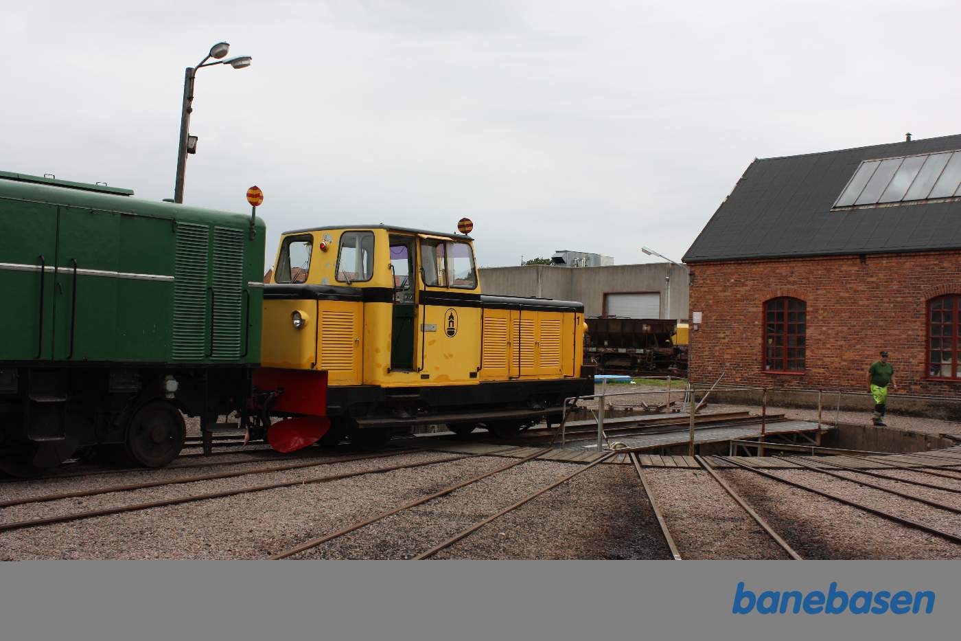Lokomotiverne vi lige så i remisen, er kørt udenfor