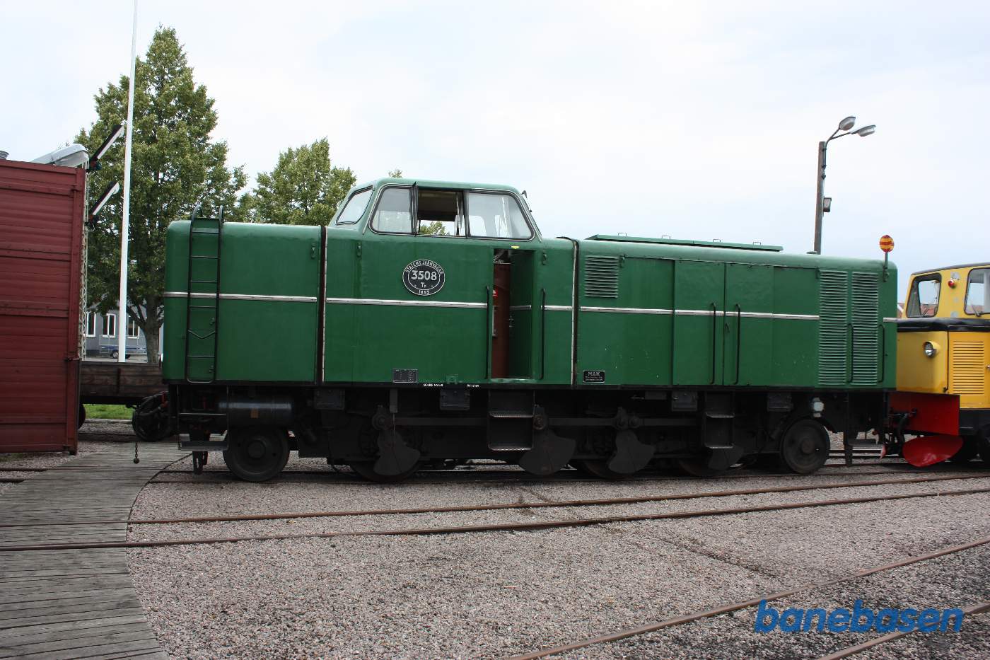 Lokomotiverne vi lige så i remisen, er kørt udenfor