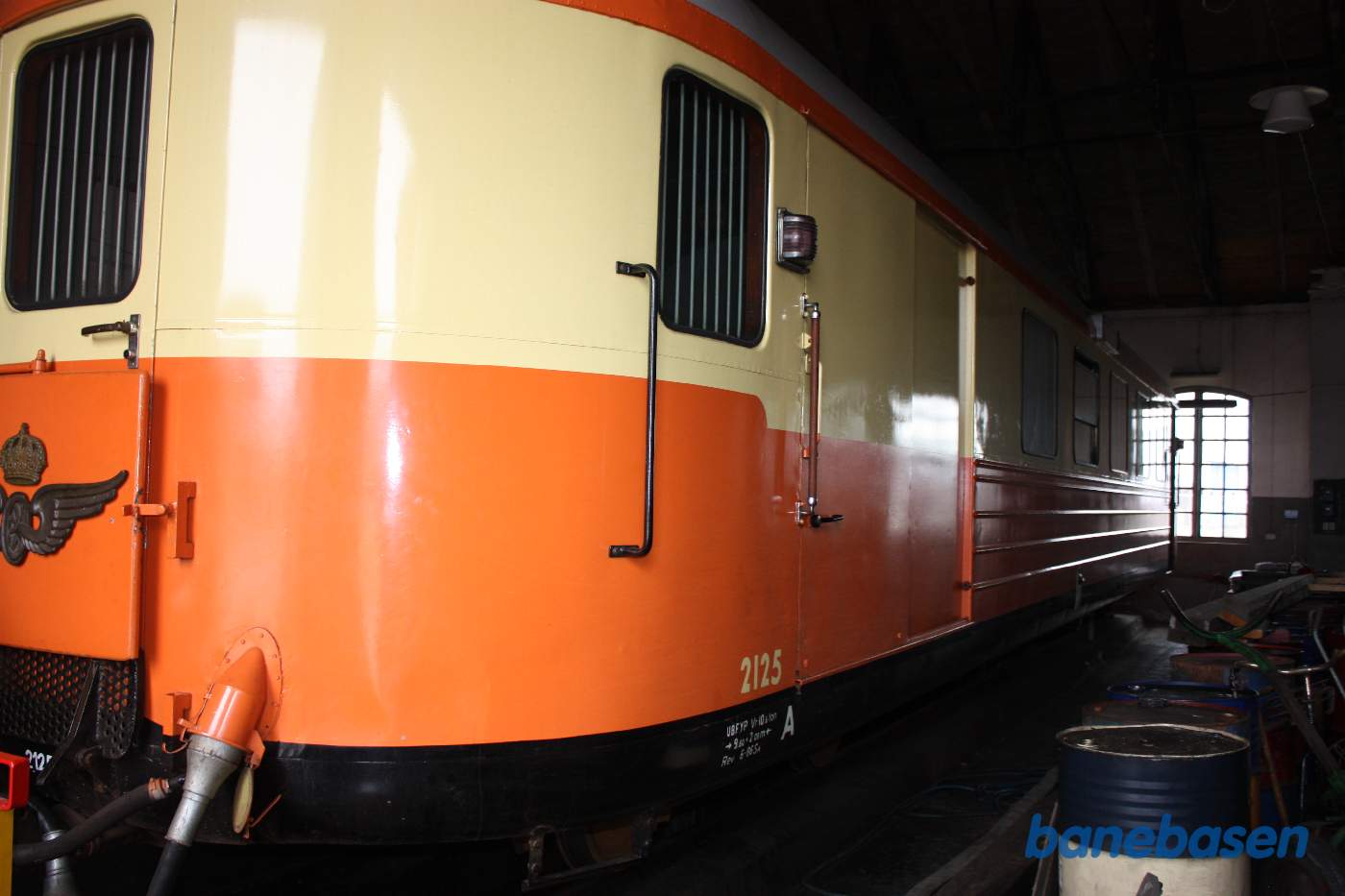 En skinnebusbivogn holder i rundremisen