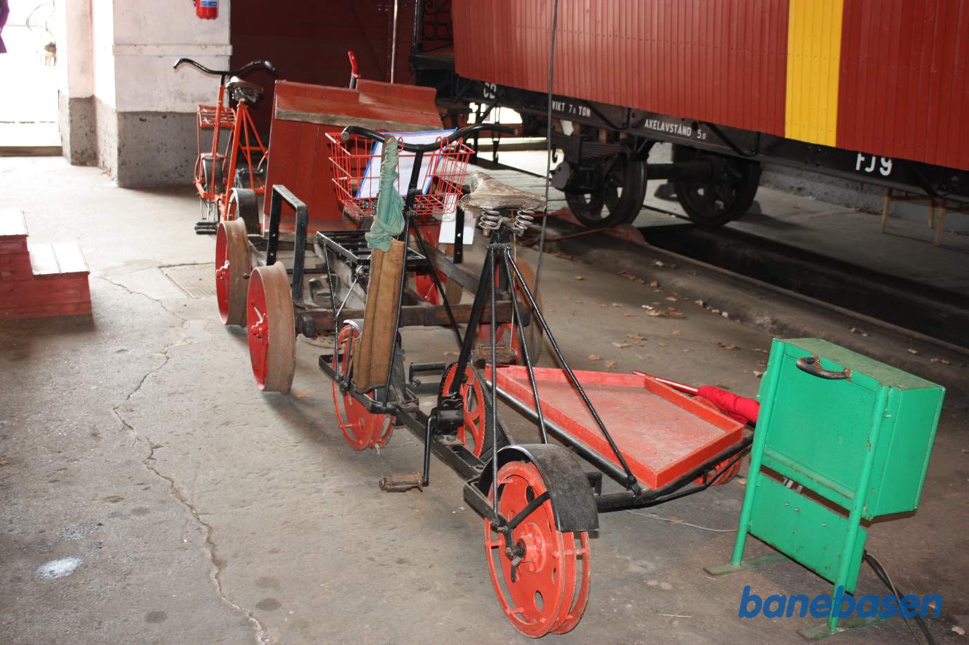 3 skinnecykler på række