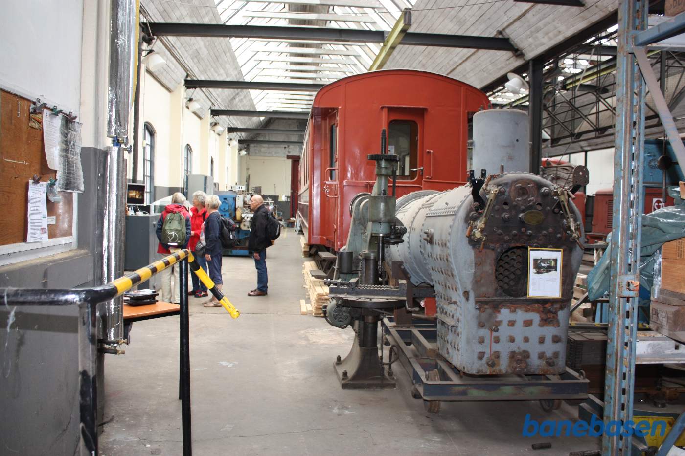 Strippet kedel til damplokomotiv til højre