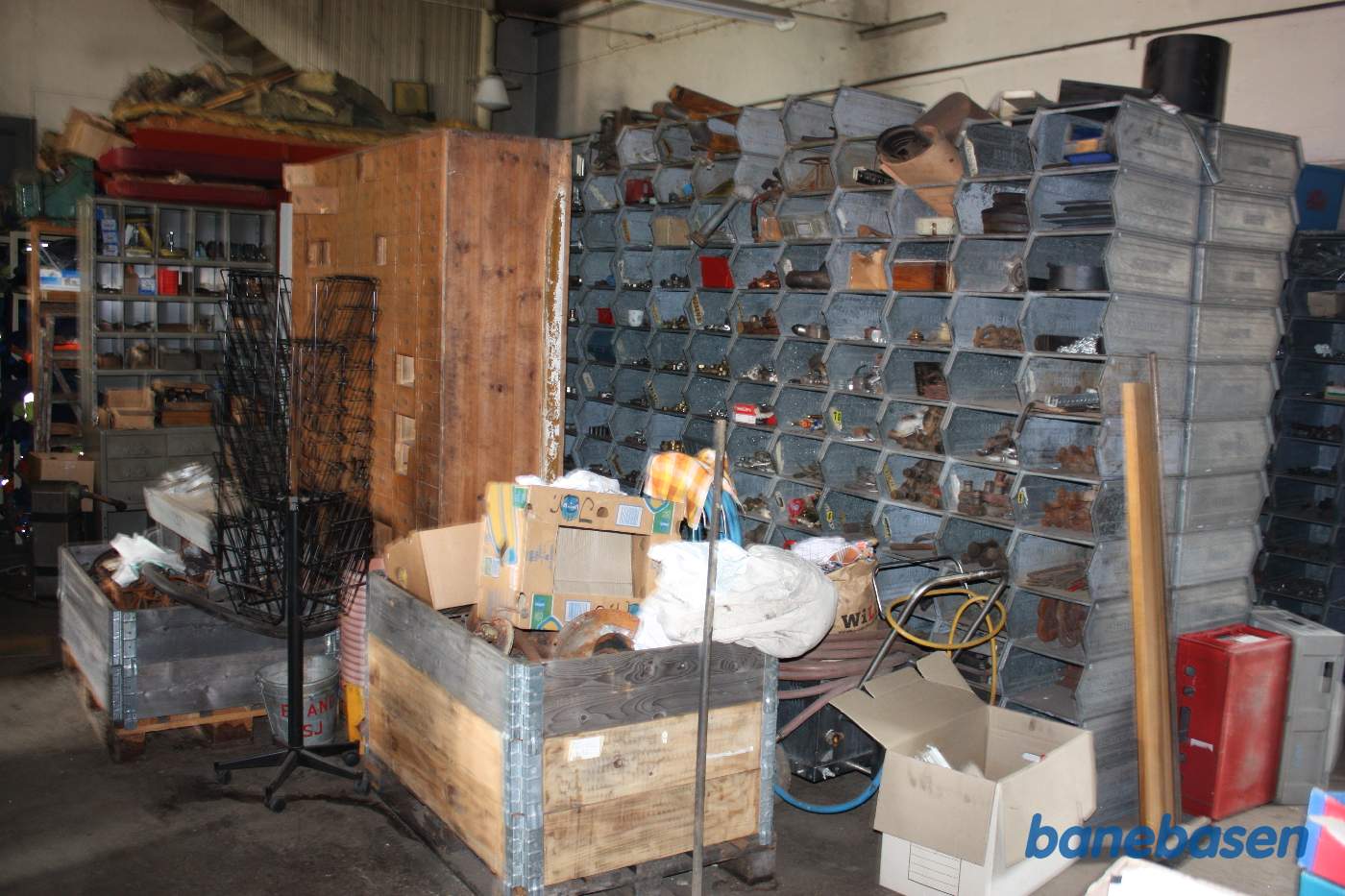 Et vue ind i lagret med reoler