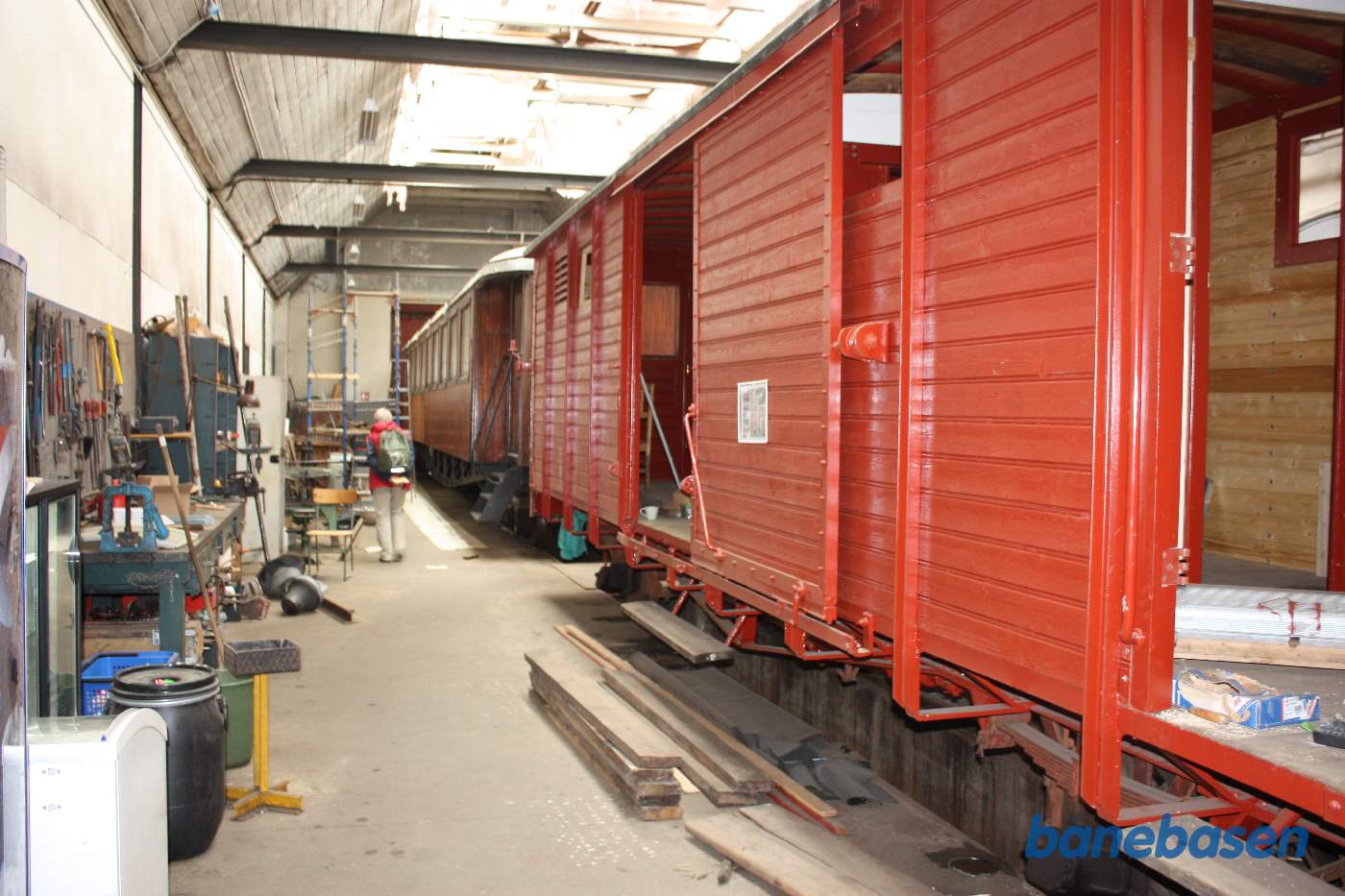 Et vue ud over værkstedsområdet med to vogne