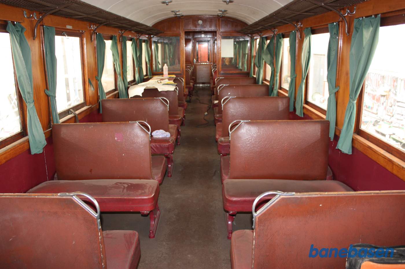 Et billede inde i personvognen med støvede sæder