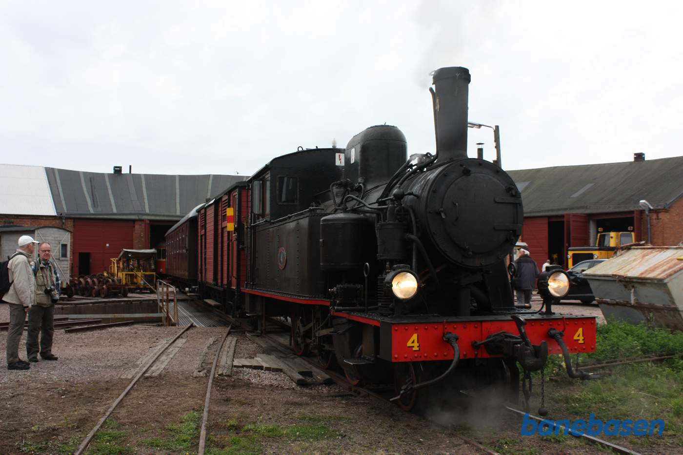 Damplokomotivet har stillet dagens bestilte særtog lige ved rundremisen