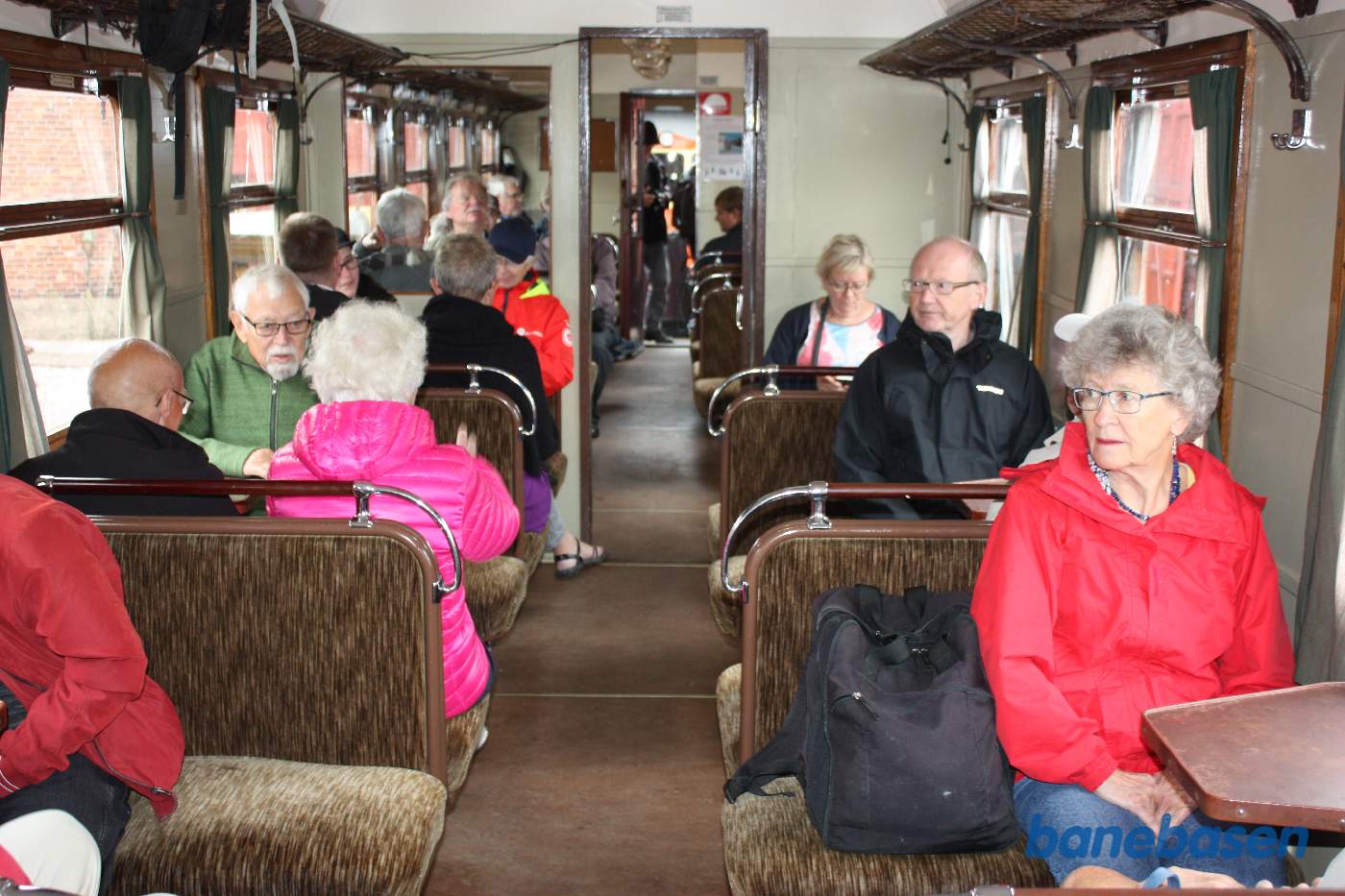 Gæsterne er ved at tage plads i personvognen, et billede inde i vognen