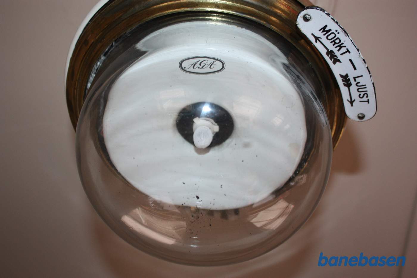 Et nærbillede af AGA gaslampen i loftet med gasnet