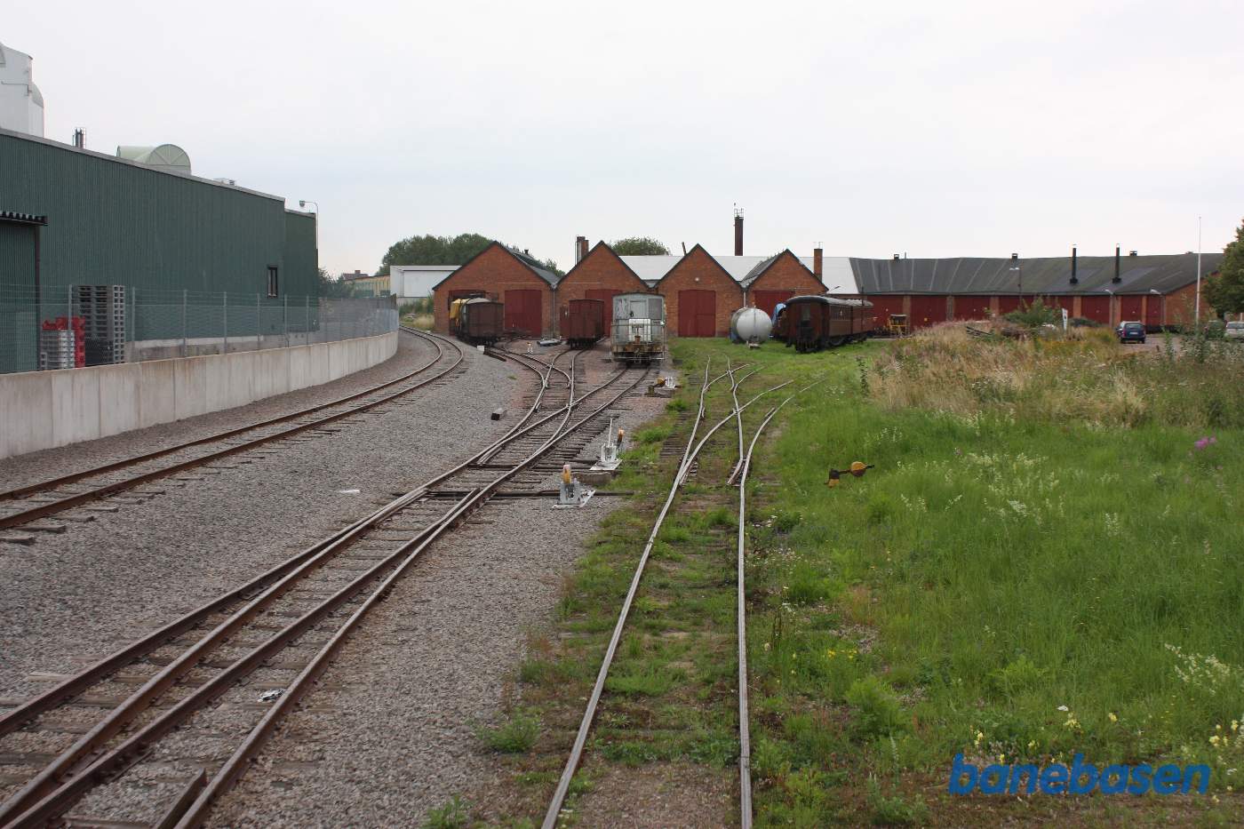 Da toget triller til perron, er der mulighed for et bagskud ud over hele området foran remisen og værkstedsbygningerne med 5 spor, rundremisen til højre