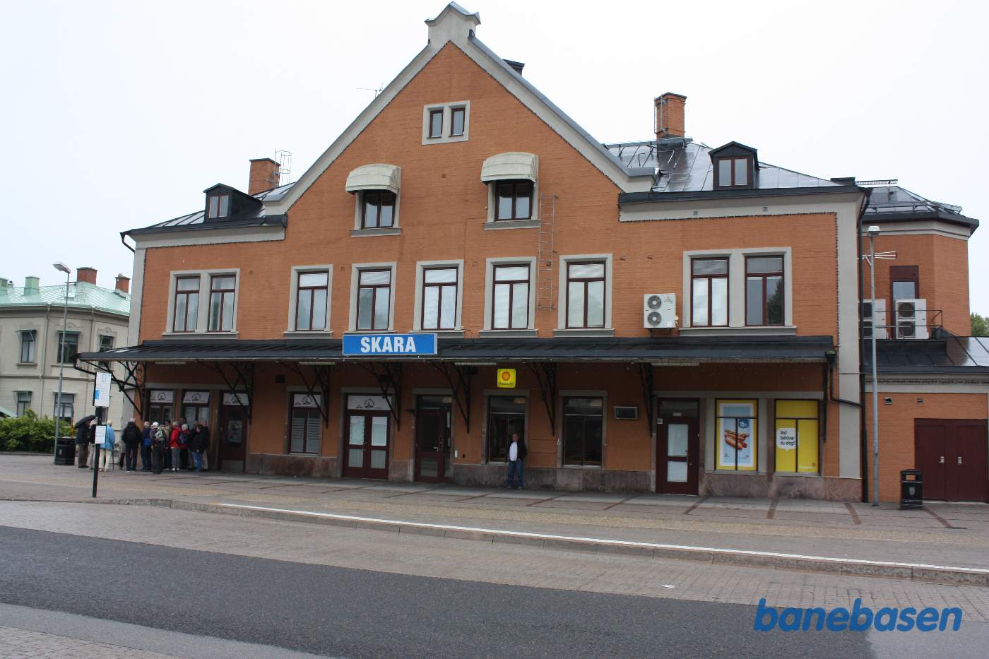 Den oprindelige stationsbygning set fra perronerne, nu busterminal