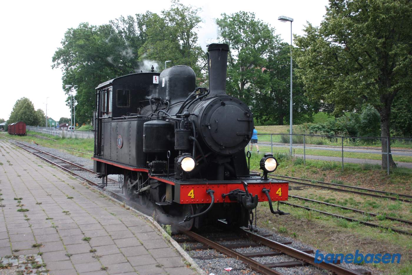 Damplokomotivet triller langsomt ned mod vognene