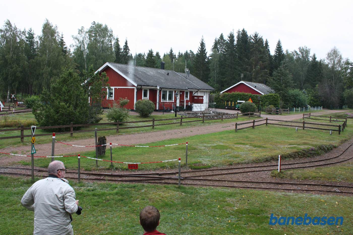 Gæsterne stiger ud for at besigtige den lille private museumsbane i mandens have