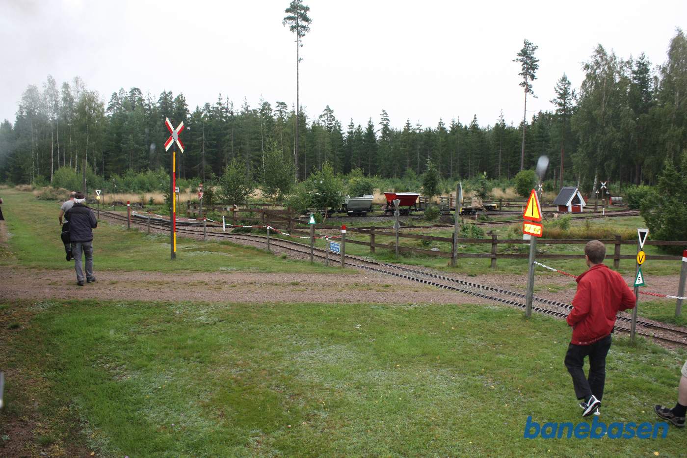 Gæsterne stiger ud for at besigtige den lille private museumsbane i mandens have