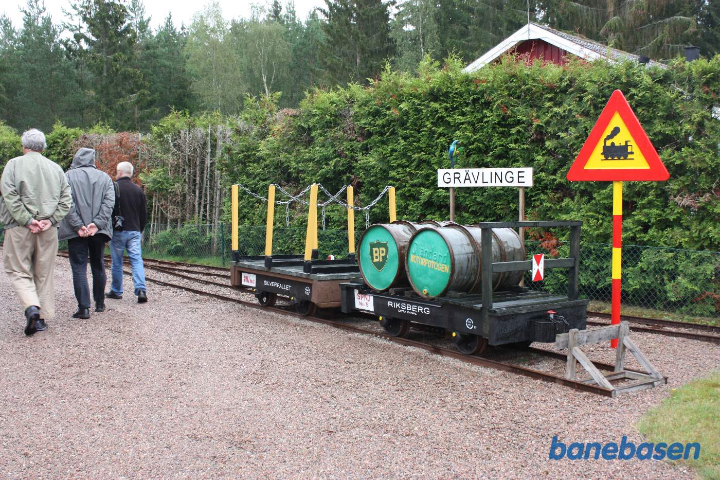 2 af de fint restaurerede godsvogne