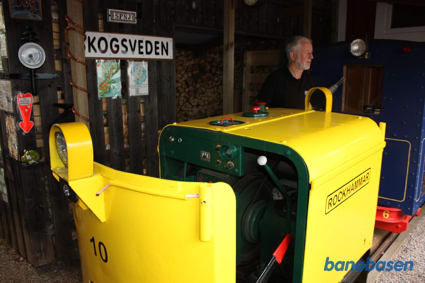 Ejeren fortæller om banen og materiellet, her inde i remisen