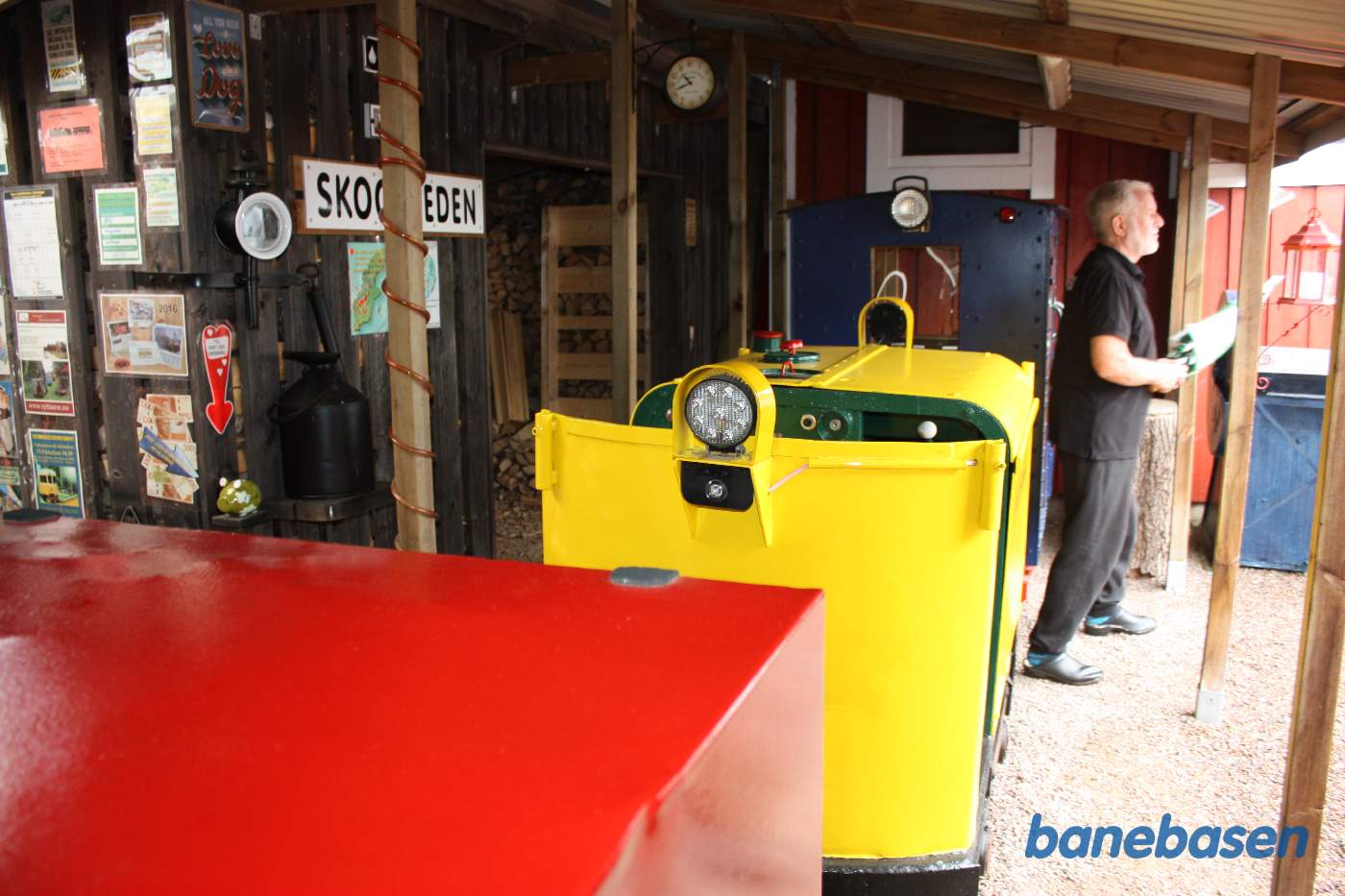 Ejeren fortæller om banen og materiellet, her inde i remisen