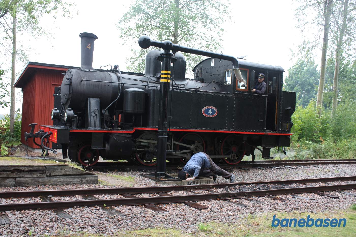 Fyrbøderen er kravlet ned i brønden for at åbne for vandet til vandkranen