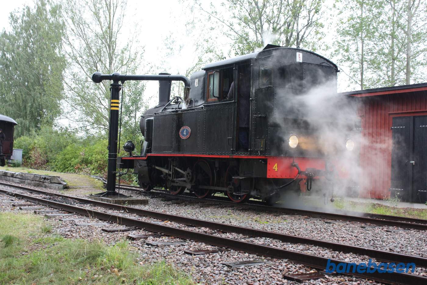 Vandet fosser ned i vandtanken på lokomotivet
