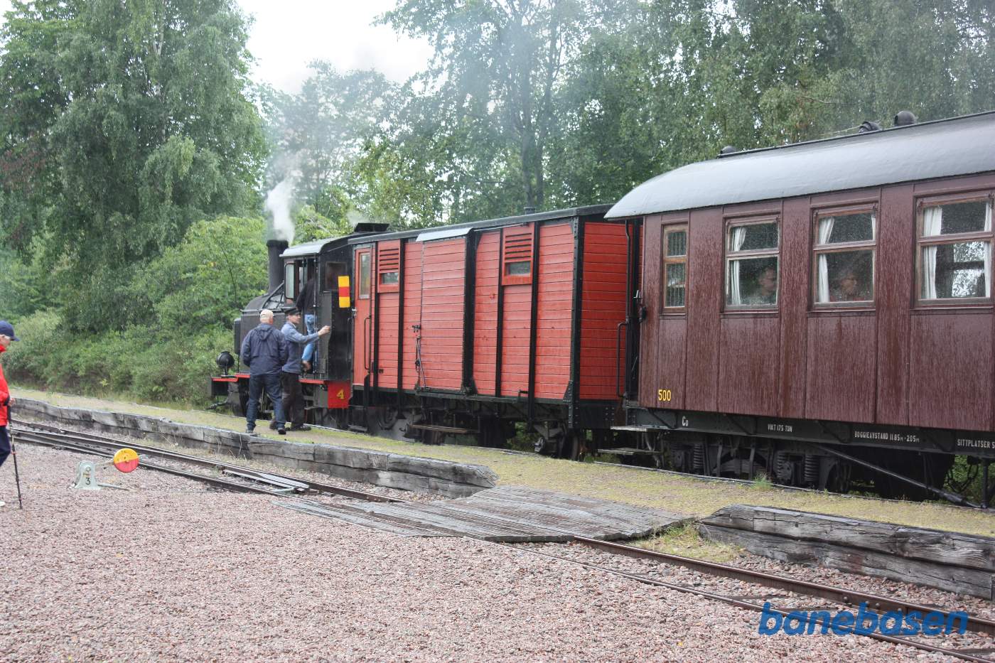 Damplokomotivet er kommet op i den anden ende af toget og gæsterne taget plads i toget