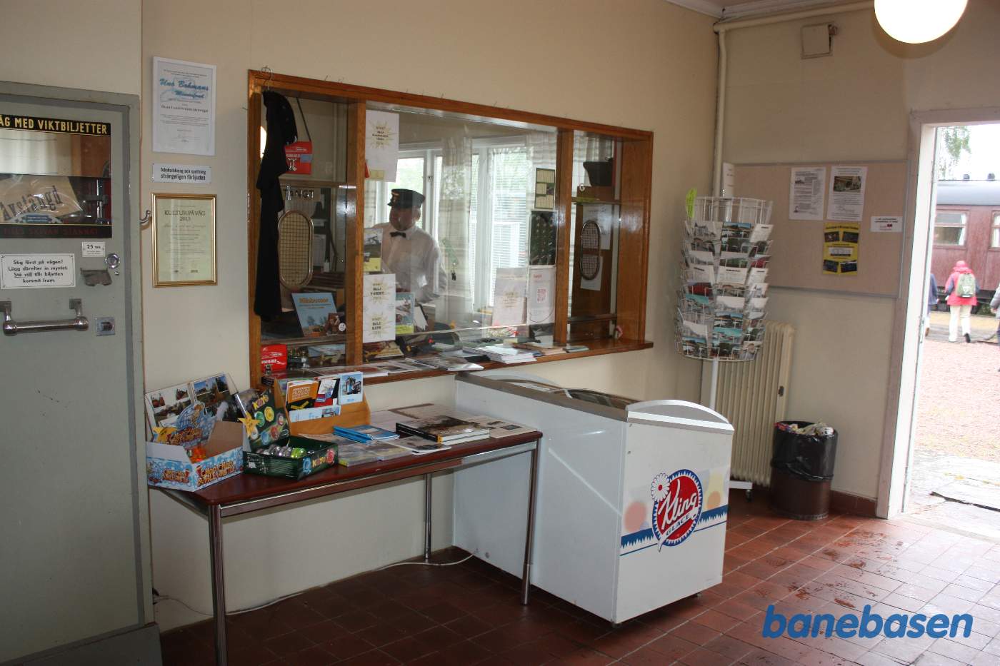 Ventesalen med billetsalg inde på stationen