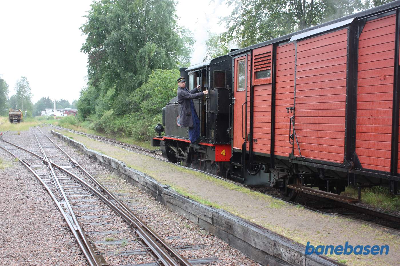 Lokomotivføreren på vej op på lokomotivet