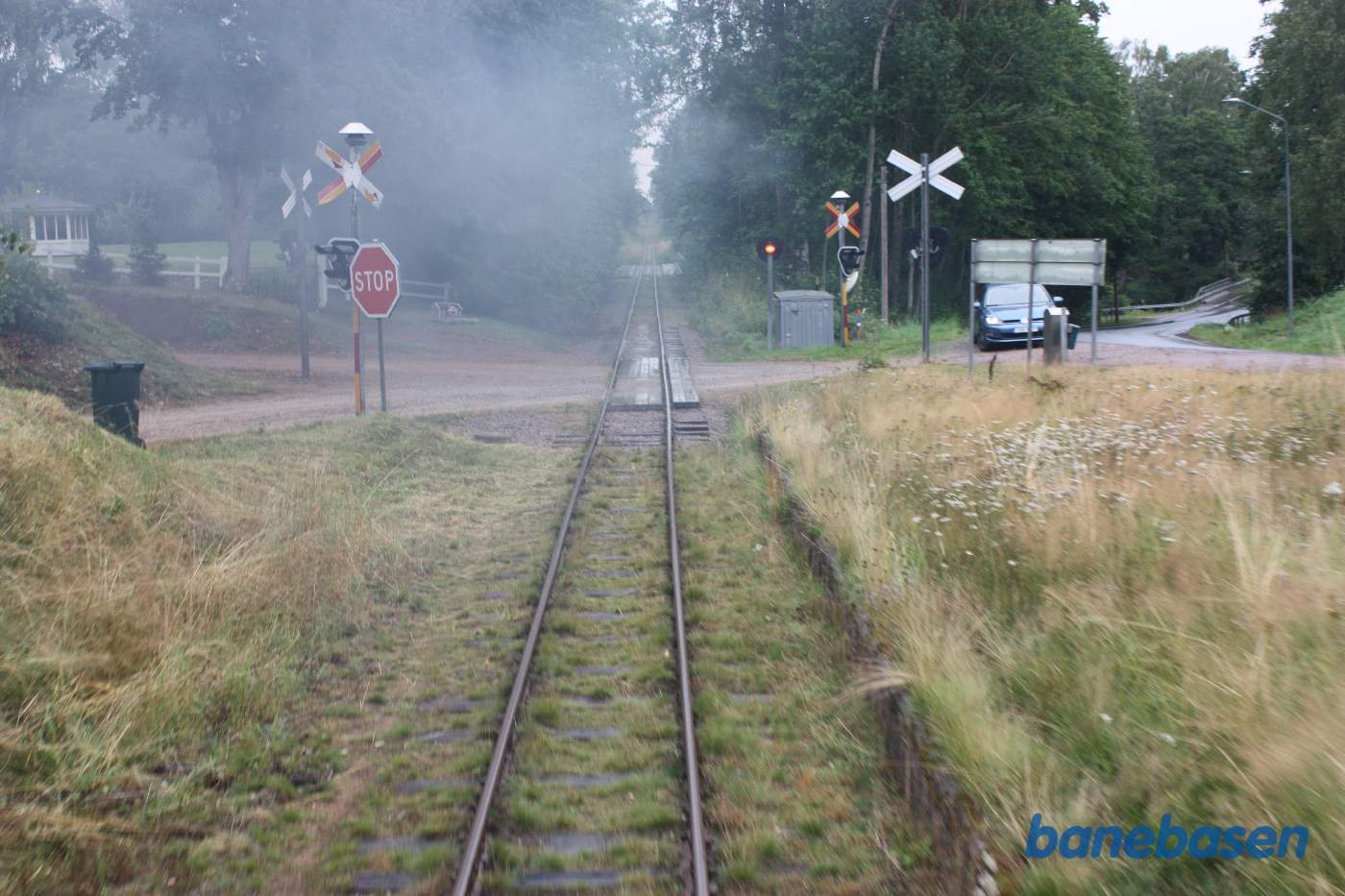 Vi passerer et lille trinbræt, perronkanten kan ses nede til højre