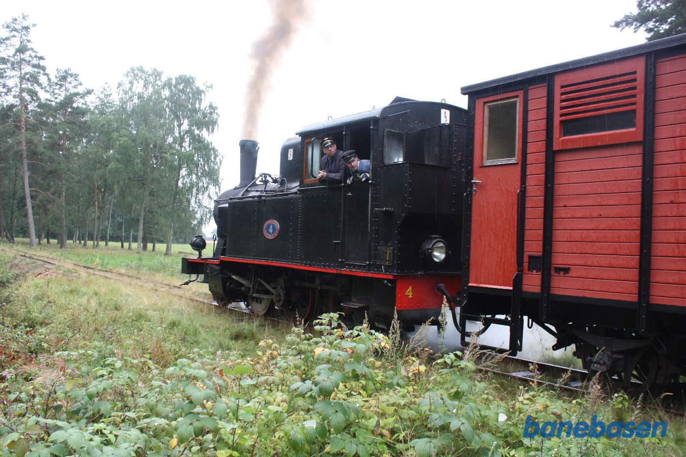 Fotostop et sted i skoven, damplokomotivet fortsætter efter vejen