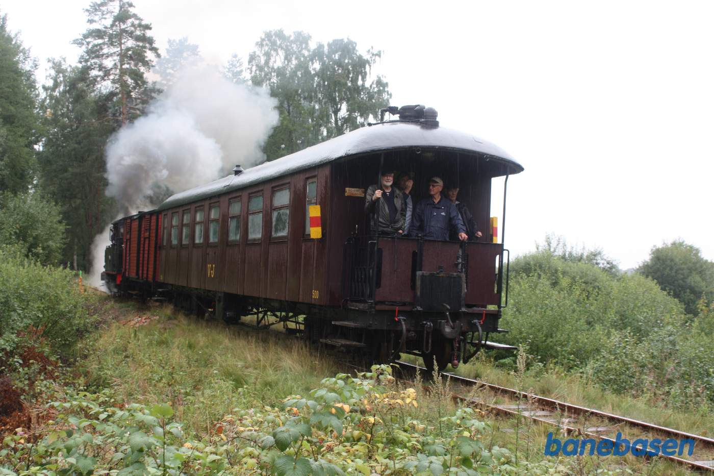 Fotostop et sted i skoven, damplokomotivet er stoppet lige efter vejen