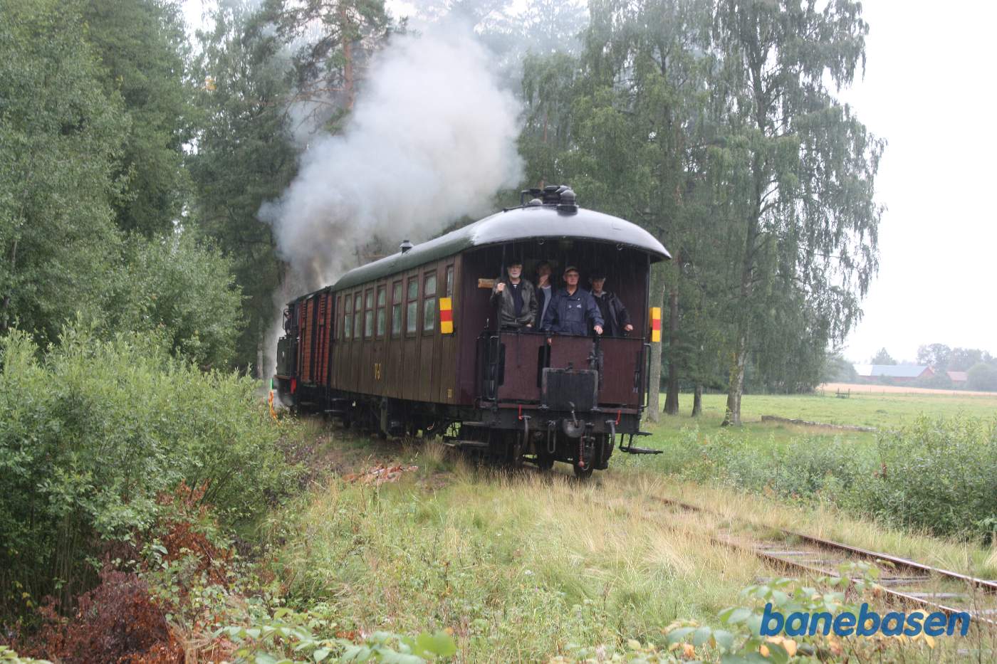 Fotostop et sted i skoven, damplokomotivet er stoppet lige efter vejen